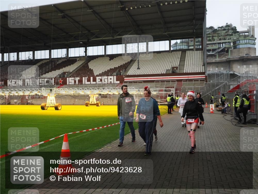07.12.2025 - St. Pauli X-Mass-Run No. 15 Fabian Wolf http://msf.ph/oto/9423628 07.12.2025 12:02:03 Ziel 576, 926, 928, 933, 2411, 2539, 2868, 3869, 4102, 4107, 4109, 4142, 4156, 4253, 4369, 4370 meine-sportfotos.de