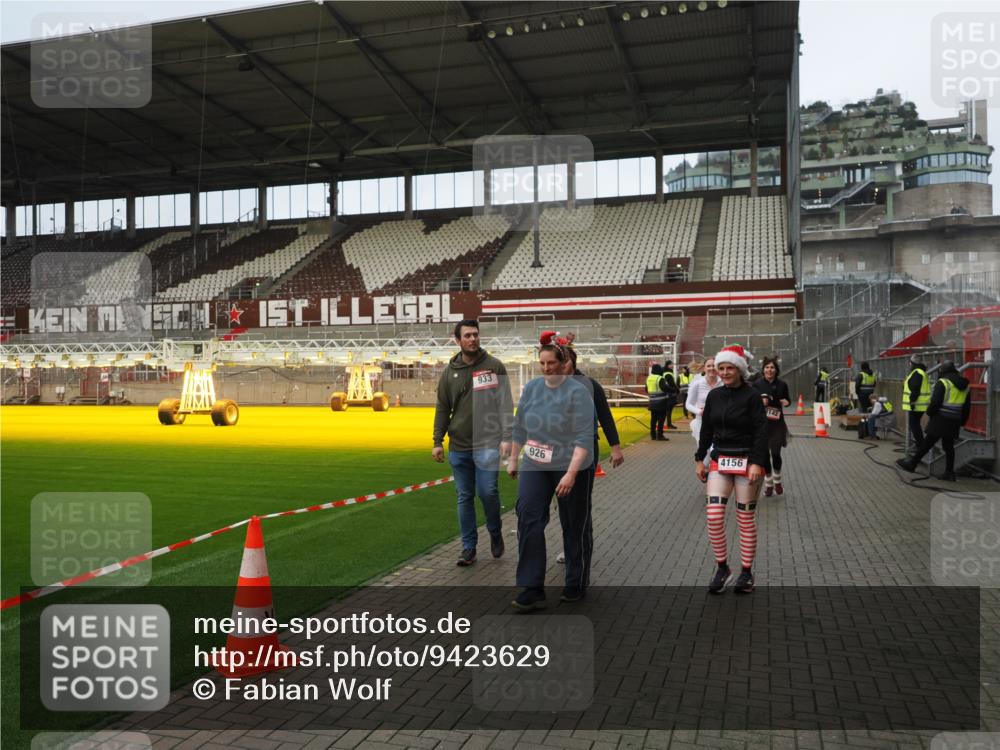 07.12.2025 - St. Pauli X-Mass-Run No. 15 Fabian Wolf http://msf.ph/oto/9423629 07.12.2025 12:02:03 Ziel 576, 926, 928, 933, 2411, 2539, 2868, 3869, 4102, 4107, 4109, 4142, 4156, 4253, 4369, 4370 meine-sportfotos.de