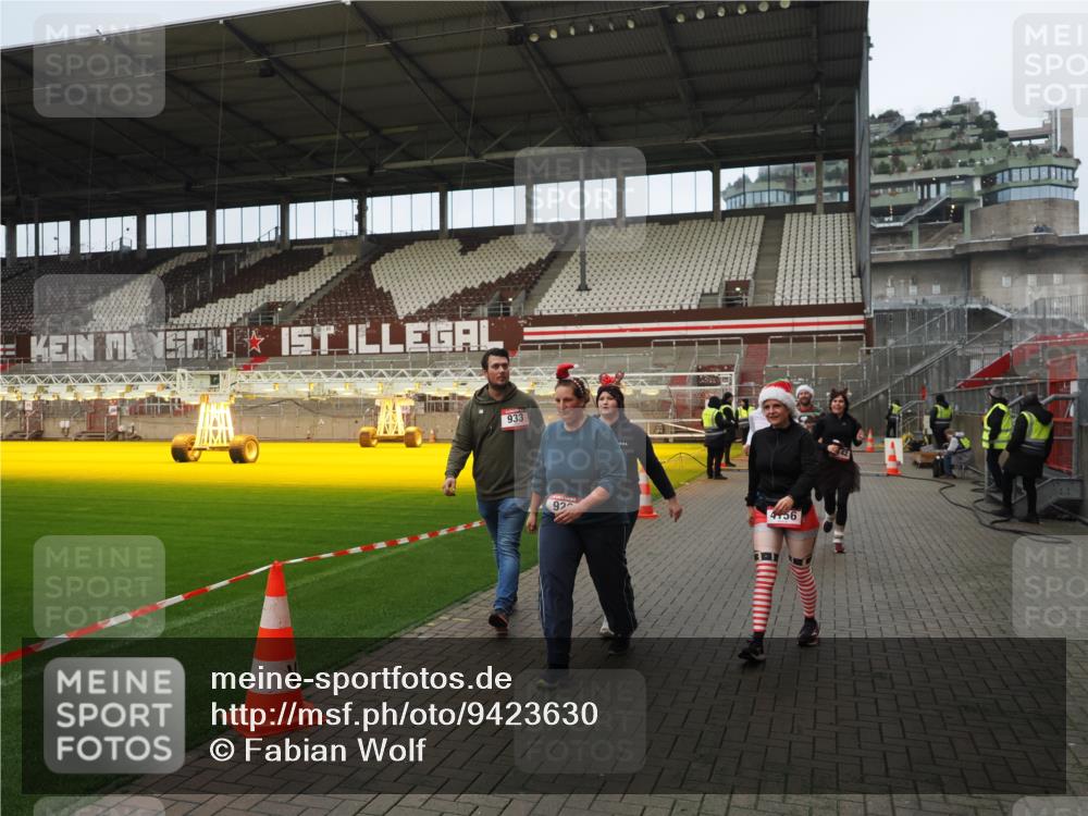07.12.2025 - St. Pauli X-Mass-Run No. 15 Fabian Wolf http://msf.ph/oto/9423630 07.12.2025 12:02:03 Ziel 576, 926, 928, 933, 2411, 2539, 2868, 3869, 4102, 4107, 4109, 4142, 4156, 4253, 4369, 4370 meine-sportfotos.de