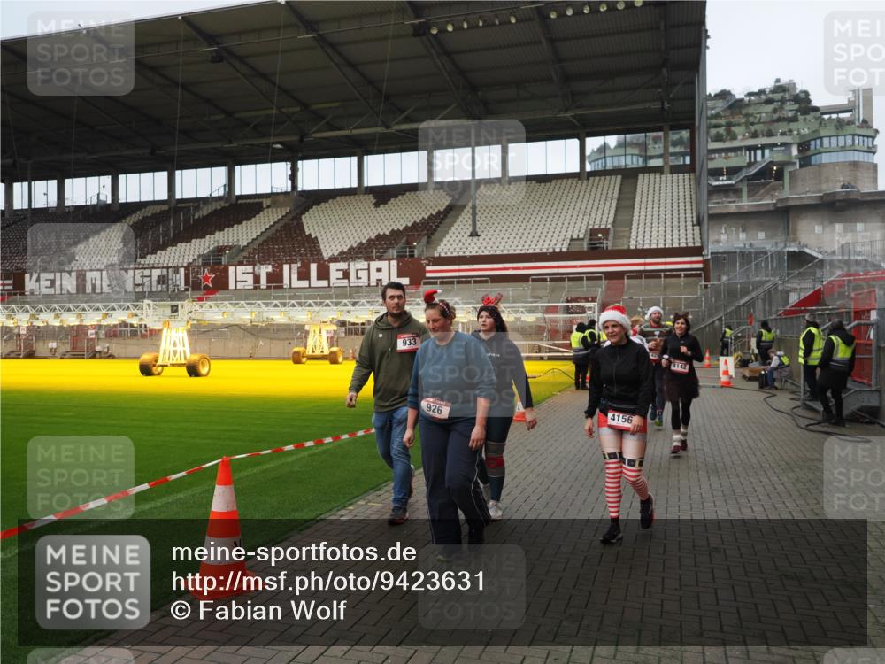 07.12.2025 - St. Pauli X-Mass-Run No. 15 Fabian Wolf http://msf.ph/oto/9423631 07.12.2025 12:02:03 Ziel 576, 926, 928, 933, 2411, 2539, 2868, 3869, 4102, 4107, 4109, 4142, 4156, 4253, 4369, 4370 meine-sportfotos.de