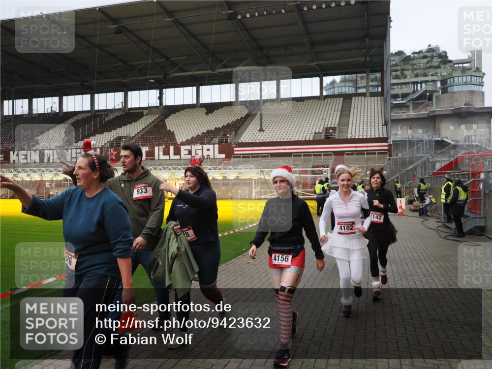 07.12.2025 - St. Pauli X-Mass-Run No. 15 Fabian Wolf http://msf.ph/oto/9423632 07.12.2025 12:02:05 Ziel 926, 928, 933, 2411, 2539, 2868, 3869, 4102, 4107, 4109, 4142, 4156, 4253, 4369, 4370 meine-sportfotos.de