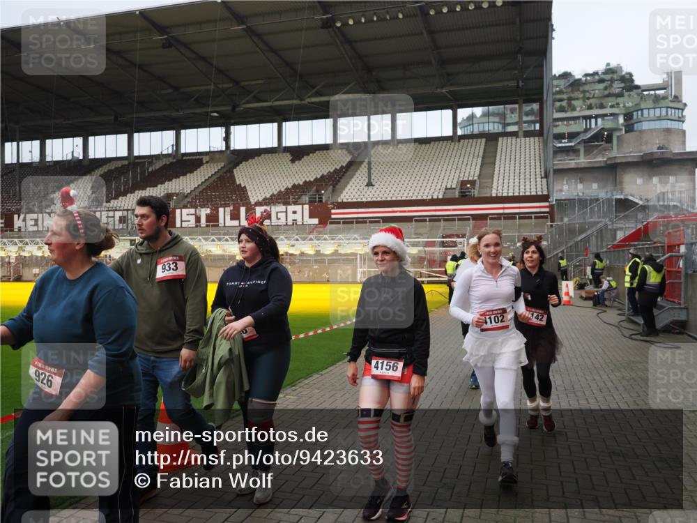 07.12.2025 - St. Pauli X-Mass-Run No. 15 Fabian Wolf http://msf.ph/oto/9423633 07.12.2025 12:02:05 Ziel 926, 928, 933, 2411, 2539, 2868, 3869, 4102, 4107, 4109, 4142, 4156, 4253, 4369, 4370 meine-sportfotos.de