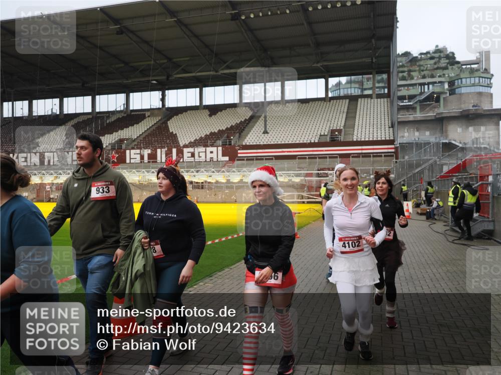 07.12.2025 - St. Pauli X-Mass-Run No. 15 Fabian Wolf http://msf.ph/oto/9423634 07.12.2025 12:02:05 Ziel 926, 928, 933, 2411, 2539, 2868, 3869, 4102, 4107, 4109, 4142, 4156, 4253, 4369, 4370 meine-sportfotos.de