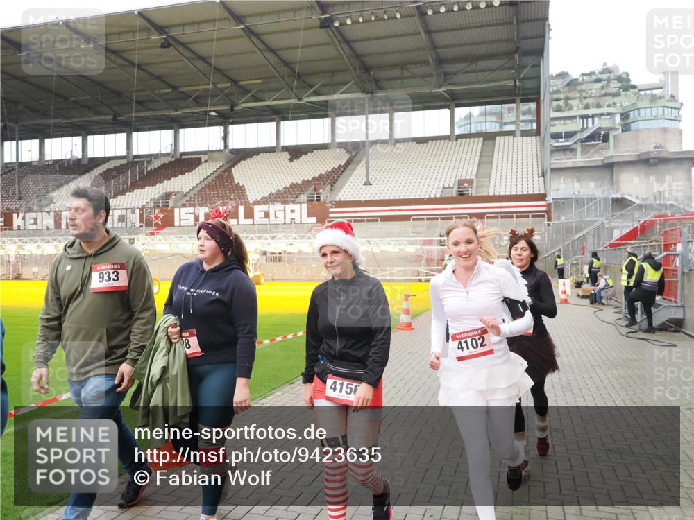 07.12.2025 - St. Pauli X-Mass-Run No. 15 Fabian Wolf http://msf.ph/oto/9423635 07.12.2025 12:02:05 Ziel 926, 928, 933, 2411, 2539, 2868, 3869, 4102, 4107, 4109, 4142, 4156, 4253, 4369, 4370 meine-sportfotos.de