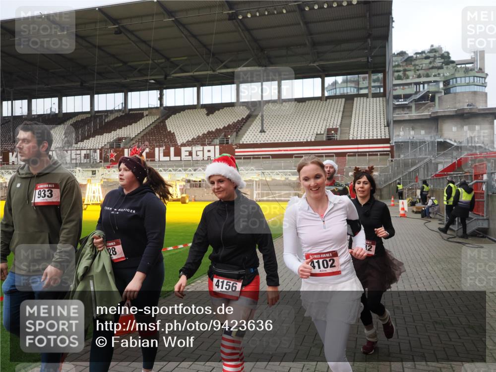 07.12.2025 - St. Pauli X-Mass-Run No. 15 Fabian Wolf http://msf.ph/oto/9423636 07.12.2025 12:02:06 Ziel 926, 928, 933, 2411, 2539, 2868, 3869, 4102, 4107, 4109, 4142, 4156, 4253, 4369, 4370 meine-sportfotos.de