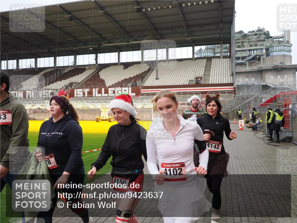 07.12.2025 - St. Pauli X-Mass-Run No. 15 Fabian Wolf http://msf.ph/oto/9423637 07.12.2025 12:02:06 Ziel 926, 928, 933, 2411, 2539, 2868, 3869, 4102, 4107, 4109, 4142, 4156, 4253, 4369, 4370 meine-sportfotos.de