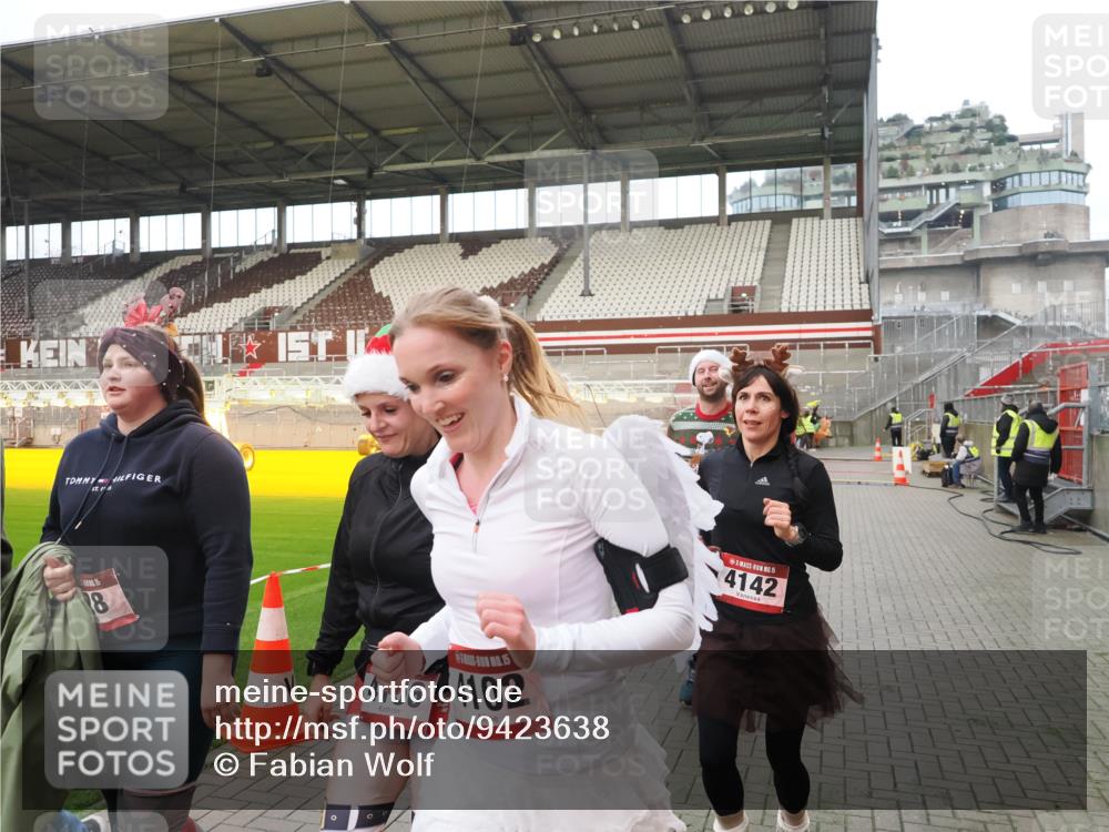 07.12.2025 - St. Pauli X-Mass-Run No. 15 Fabian Wolf http://msf.ph/oto/9423638 07.12.2025 12:02:06 Ziel 926, 928, 933, 2411, 2539, 2868, 3869, 4102, 4107, 4109, 4142, 4156, 4253, 4369, 4370 meine-sportfotos.de