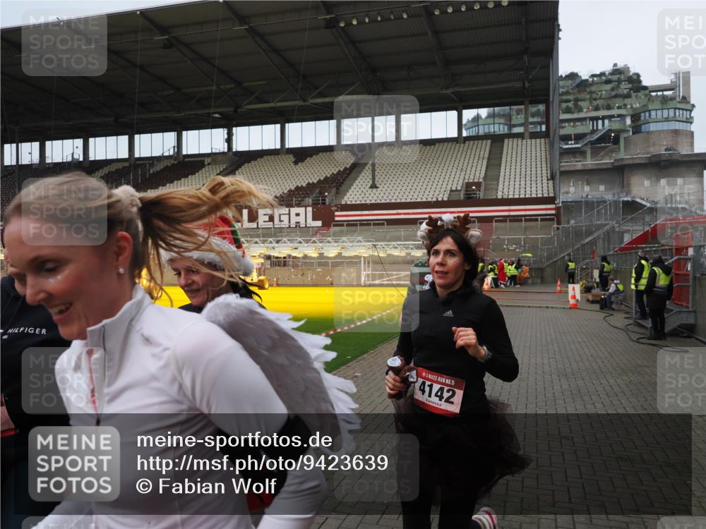 07.12.2025 - St. Pauli X-Mass-Run No. 15 Fabian Wolf http://msf.ph/oto/9423639 07.12.2025 12:02:06 Ziel 926, 928, 933, 2411, 2539, 2868, 3869, 4102, 4107, 4109, 4142, 4156, 4253, 4369, 4370 meine-sportfotos.de