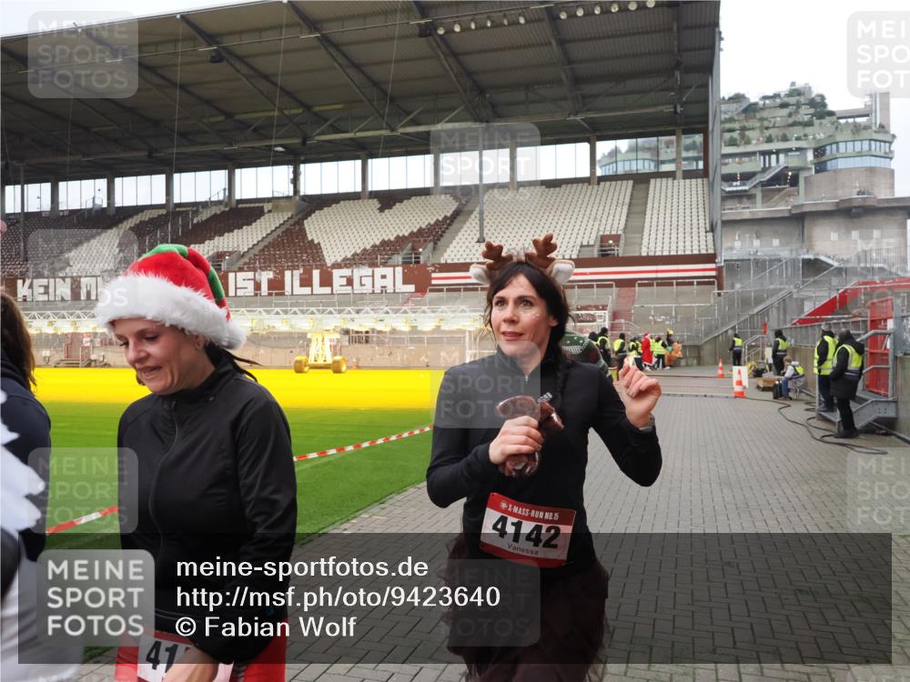 07.12.2025 - St. Pauli X-Mass-Run No. 15 Fabian Wolf http://msf.ph/oto/9423640 07.12.2025 12:02:06 Ziel 926, 928, 933, 2411, 2539, 2868, 3869, 4102, 4107, 4109, 4142, 4156, 4253, 4369, 4370 meine-sportfotos.de
