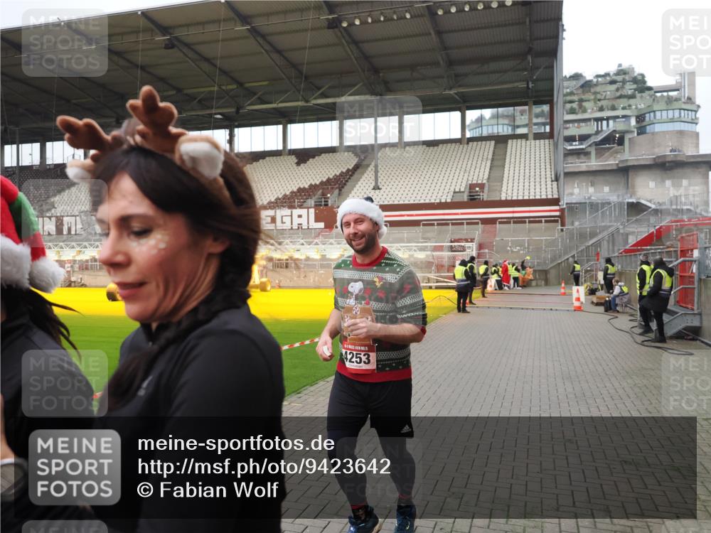 07.12.2025 - St. Pauli X-Mass-Run No. 15 Fabian Wolf http://msf.ph/oto/9423642 07.12.2025 12:02:07 Ziel 926, 928, 933, 2411, 2539, 2868, 3869, 4102, 4107, 4109, 4142, 4156, 4253, 4369, 4370 meine-sportfotos.de