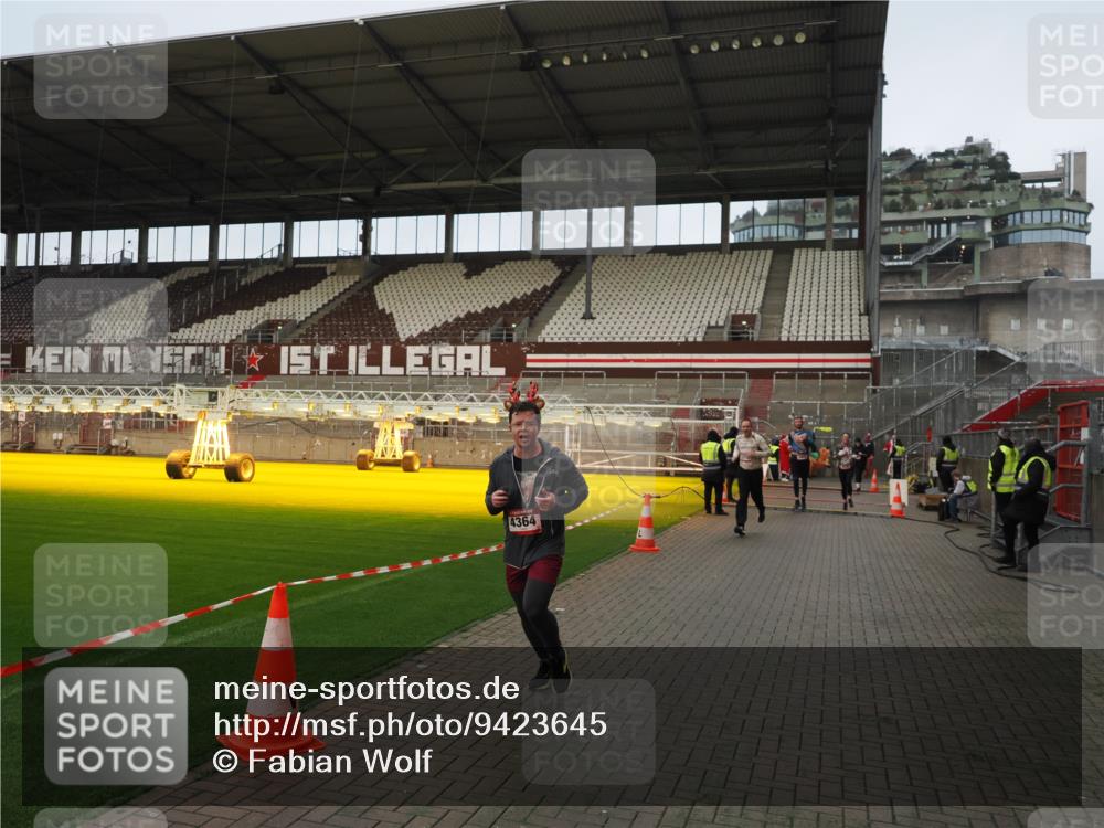 07.12.2025 - St. Pauli X-Mass-Run No. 15 Fabian Wolf http://msf.ph/oto/9423645 07.12.2025 12:02:19 Ziel 2936, 2940, 3203, 4253, 4364 meine-sportfotos.de