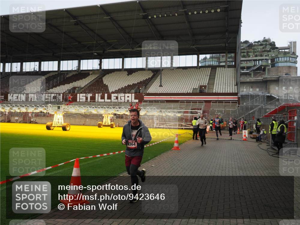07.12.2025 - St. Pauli X-Mass-Run No. 15 Fabian Wolf http://msf.ph/oto/9423646 07.12.2025 12:02:19 Ziel 2936, 2940, 3203, 4253, 4364 meine-sportfotos.de