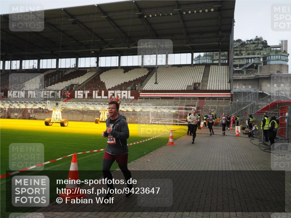 07.12.2025 - St. Pauli X-Mass-Run No. 15 Fabian Wolf http://msf.ph/oto/9423647 07.12.2025 12:02:20 Ziel 2936, 2940, 3203, 4364 meine-sportfotos.de
