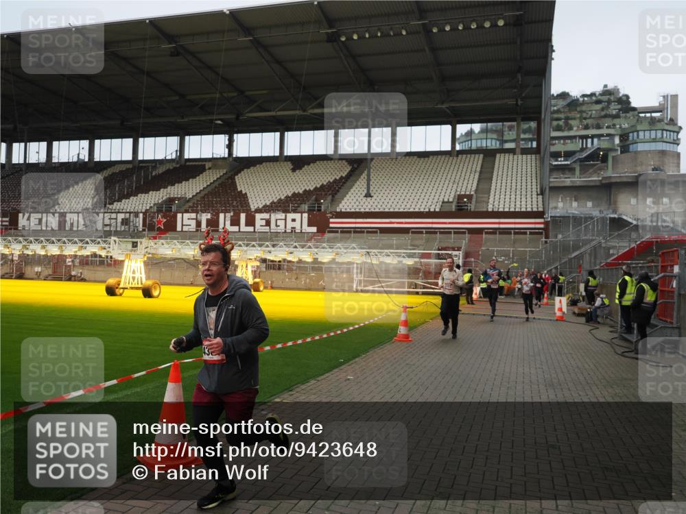 07.12.2025 - St. Pauli X-Mass-Run No. 15 Fabian Wolf http://msf.ph/oto/9423648 07.12.2025 12:02:20 Ziel 2936, 2940, 3203, 4364 meine-sportfotos.de
