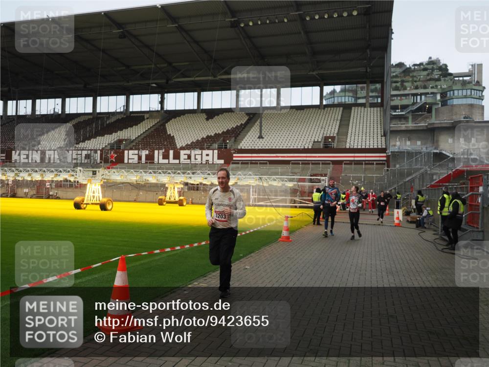07.12.2025 - St. Pauli X-Mass-Run No. 15 Fabian Wolf http://msf.ph/oto/9423655 07.12.2025 12:02:22 Ziel 2936, 2940, 3203, 3837, 4364 meine-sportfotos.de