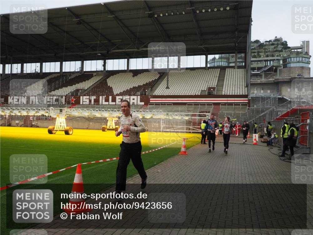 07.12.2025 - St. Pauli X-Mass-Run No. 15 Fabian Wolf http://msf.ph/oto/9423656 07.12.2025 12:02:22 Ziel 2936, 2940, 3203, 3837, 4364 meine-sportfotos.de