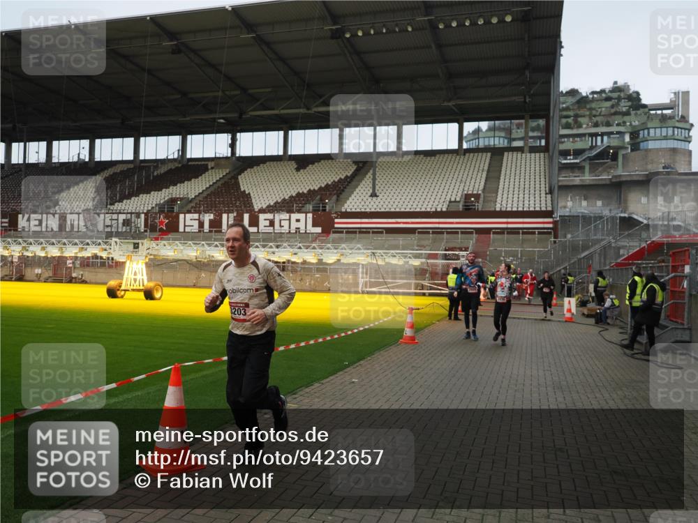 07.12.2025 - St. Pauli X-Mass-Run No. 15 Fabian Wolf http://msf.ph/oto/9423657 07.12.2025 12:02:22 Ziel 2936, 2940, 3203, 3837, 4364 meine-sportfotos.de