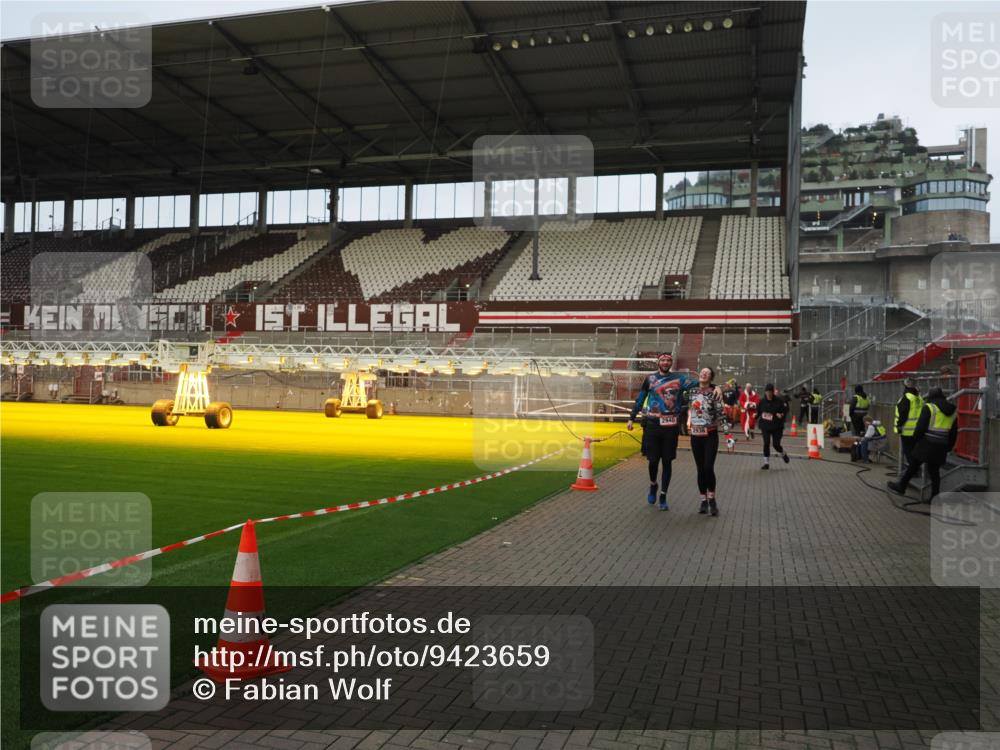 07.12.2025 - St. Pauli X-Mass-Run No. 15 Fabian Wolf http://msf.ph/oto/9423659 07.12.2025 12:02:24 Ziel 1979, 1983, 2936, 2940, 3203, 3837, 4364 meine-sportfotos.de