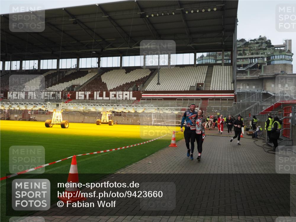 07.12.2025 - St. Pauli X-Mass-Run No. 15 Fabian Wolf http://msf.ph/oto/9423660 07.12.2025 12:02:25 Ziel 1979, 1983, 2936, 2940, 3203, 3837, 4364 meine-sportfotos.de