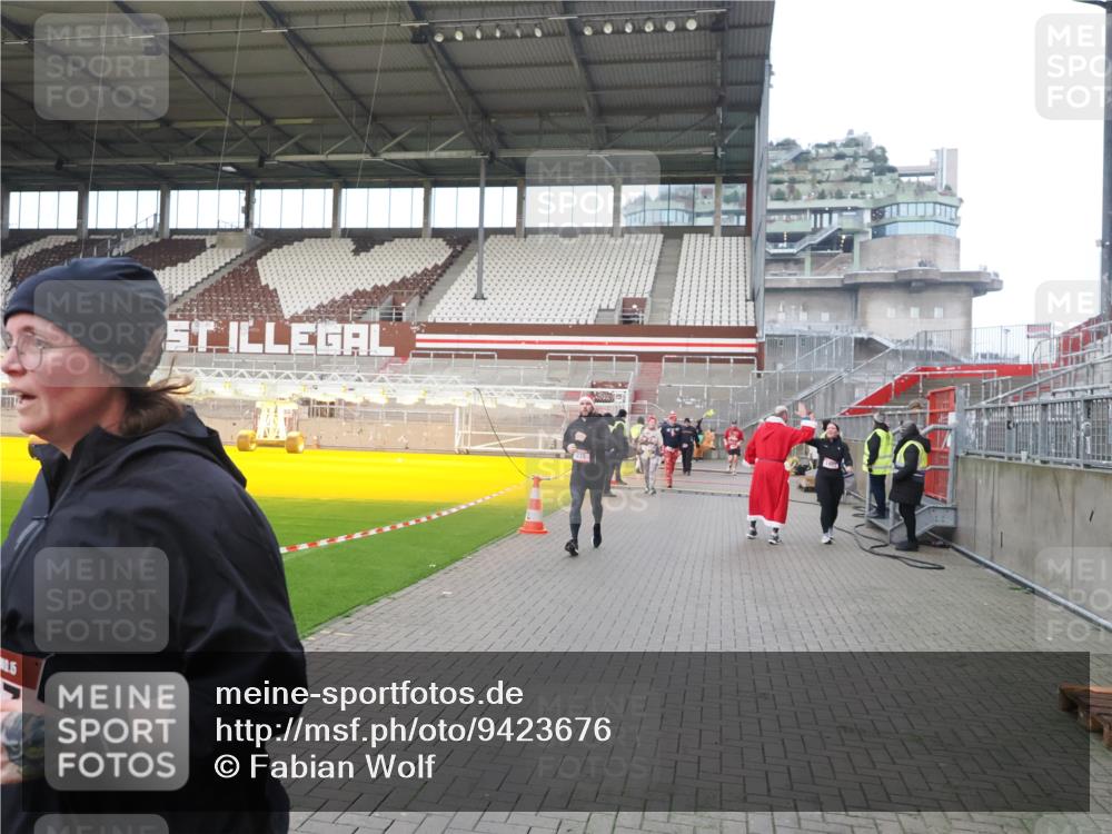 07.12.2025 - St. Pauli X-Mass-Run No. 15 Fabian Wolf http://msf.ph/oto/9423676 07.12.2025 12:02:31 Ziel 235, 1979, 1983, 2936, 2940, 3203, 3429, 3432, 3743, 3745, 3837, 4364 meine-sportfotos.de