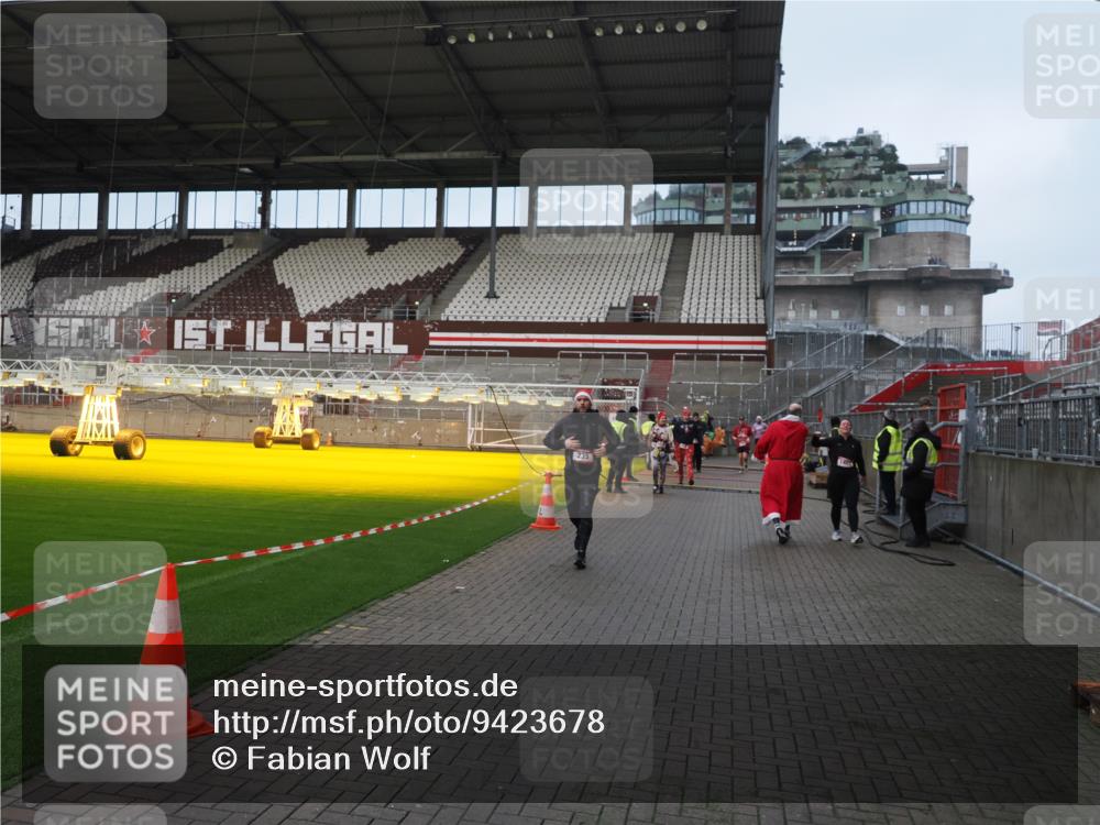 07.12.2025 - St. Pauli X-Mass-Run No. 15 Fabian Wolf http://msf.ph/oto/9423678 07.12.2025 12:02:31 Ziel 235, 1979, 1983, 2936, 2940, 3203, 3429, 3432, 3743, 3745, 3837, 4364 meine-sportfotos.de