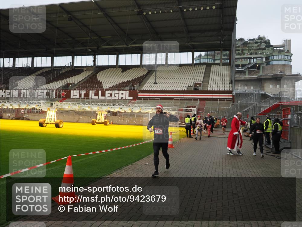 07.12.2025 - St. Pauli X-Mass-Run No. 15 Fabian Wolf http://msf.ph/oto/9423679 07.12.2025 12:02:32 Ziel 235, 1979, 1983, 2936, 2940, 3203, 3429, 3432, 3743, 3745, 3837, 3995, 4364 meine-sportfotos.de