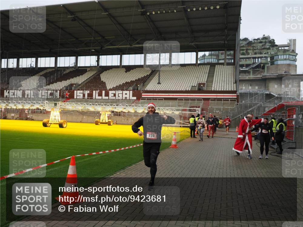 07.12.2025 - St. Pauli X-Mass-Run No. 15 Fabian Wolf http://msf.ph/oto/9423681 07.12.2025 12:02:33 Ziel 235, 1979, 1983, 2936, 2940, 3203, 3429, 3432, 3743, 3745, 3837, 3995 meine-sportfotos.de