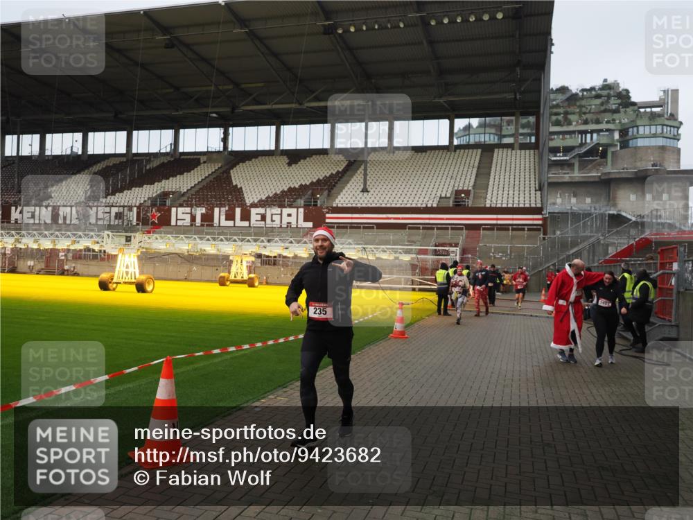 07.12.2025 - St. Pauli X-Mass-Run No. 15 Fabian Wolf http://msf.ph/oto/9423682 07.12.2025 12:02:33 Ziel 235, 1979, 1983, 2936, 2940, 3203, 3429, 3432, 3743, 3745, 3837, 3995 meine-sportfotos.de