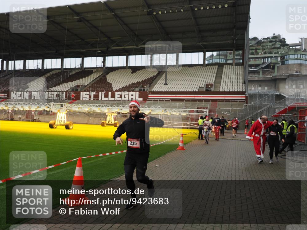 07.12.2025 - St. Pauli X-Mass-Run No. 15 Fabian Wolf http://msf.ph/oto/9423683 07.12.2025 12:02:33 Ziel 235, 1979, 1983, 2936, 2940, 3203, 3429, 3432, 3743, 3745, 3837, 3995 meine-sportfotos.de