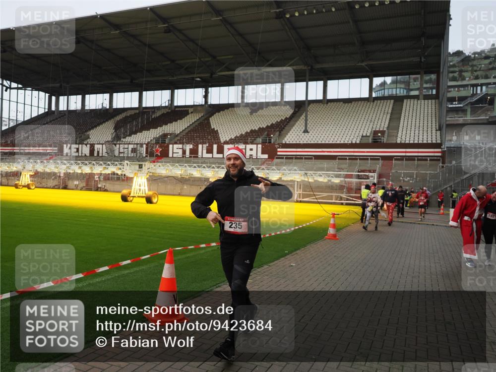 07.12.2025 - St. Pauli X-Mass-Run No. 15 Fabian Wolf http://msf.ph/oto/9423684 07.12.2025 12:02:33 Ziel 235, 1979, 1983, 2936, 2940, 3203, 3429, 3432, 3743, 3745, 3837, 3995 meine-sportfotos.de