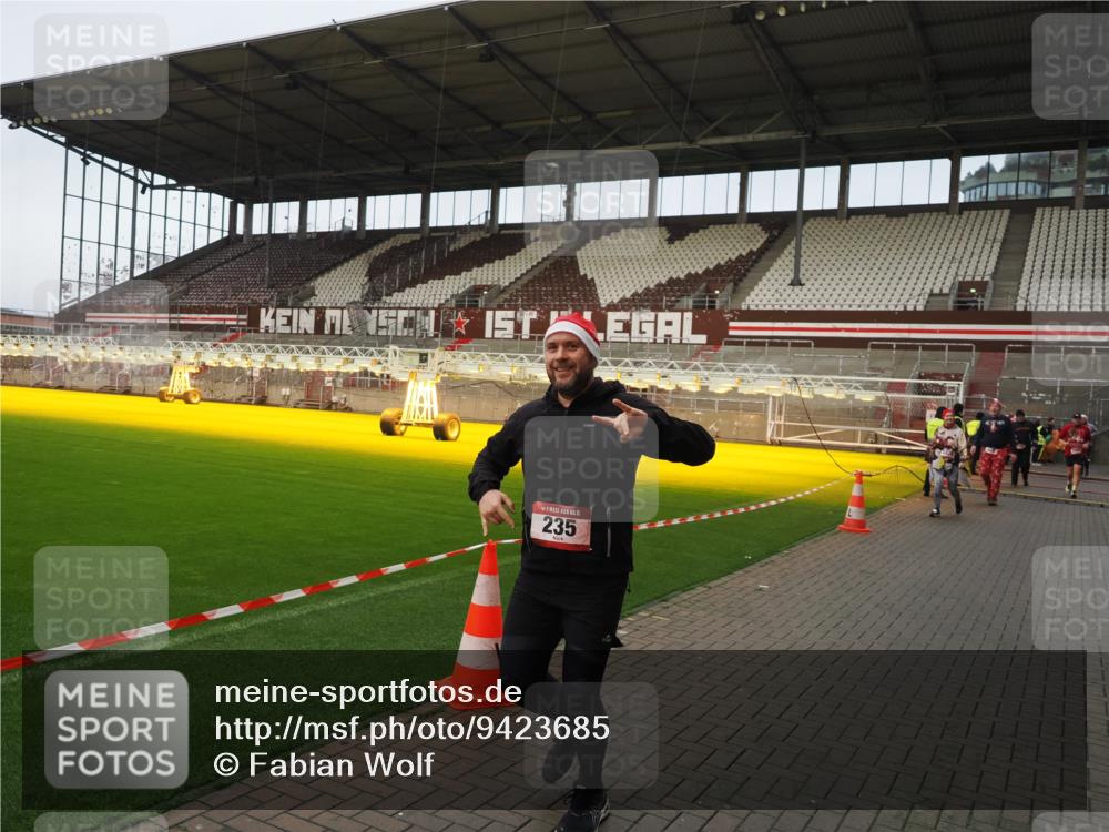 07.12.2025 - St. Pauli X-Mass-Run No. 15 Fabian Wolf http://msf.ph/oto/9423685 07.12.2025 12:02:34 Ziel 235, 1979, 1983, 2936, 2940, 3203, 3429, 3432, 3743, 3745, 3837, 3995 meine-sportfotos.de