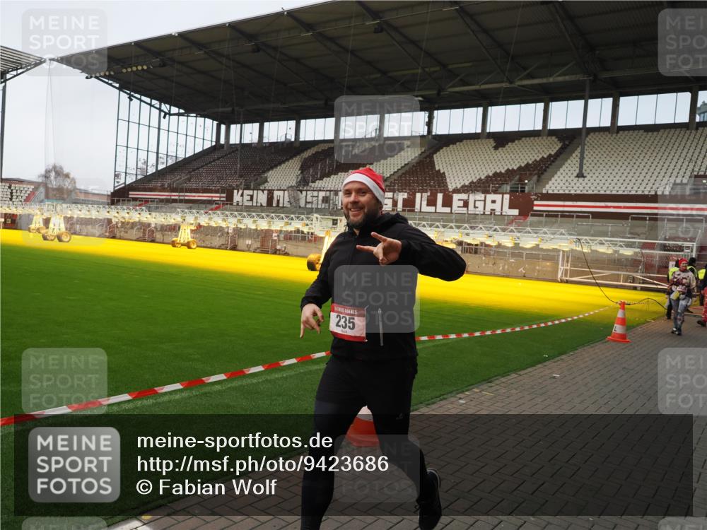 07.12.2025 - St. Pauli X-Mass-Run No. 15 Fabian Wolf http://msf.ph/oto/9423686 07.12.2025 12:02:34 Ziel 235, 1979, 1983, 2936, 2940, 3203, 3429, 3432, 3743, 3745, 3837, 3995 meine-sportfotos.de