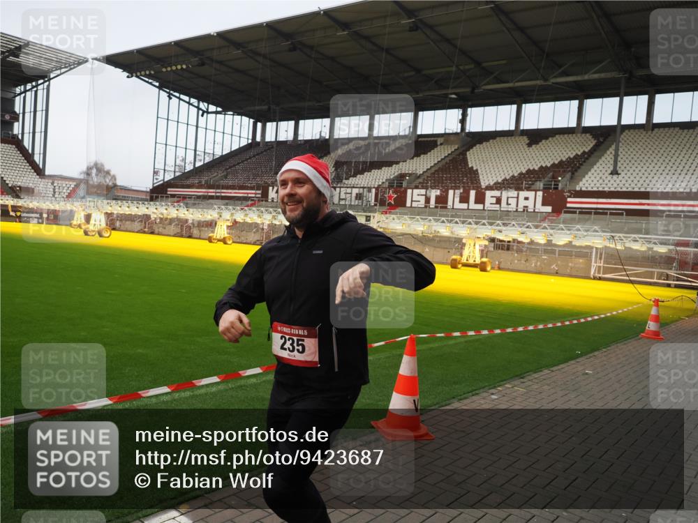 07.12.2025 - St. Pauli X-Mass-Run No. 15 Fabian Wolf http://msf.ph/oto/9423687 07.12.2025 12:02:34 Ziel 235, 1979, 1983, 2936, 2940, 3203, 3429, 3432, 3743, 3745, 3837, 3995 meine-sportfotos.de
