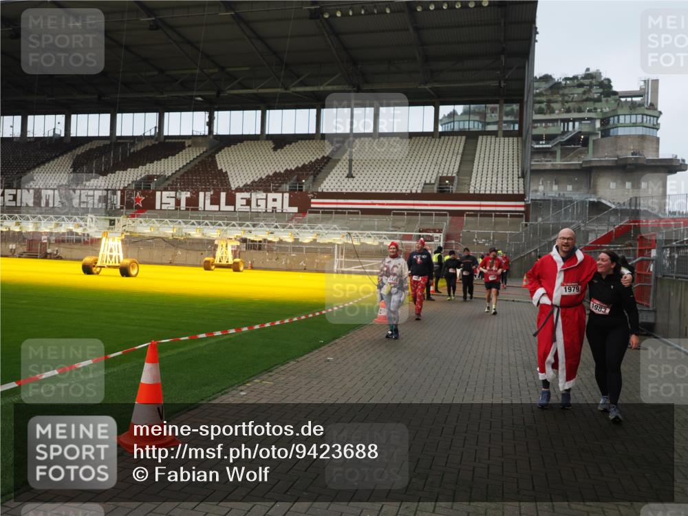 07.12.2025 - St. Pauli X-Mass-Run No. 15 Fabian Wolf http://msf.ph/oto/9423688 07.12.2025 12:02:37 Ziel 235, 1279, 1979, 1983, 2936, 2940, 3429, 3432, 3743, 3745, 3803, 3837, 3995 meine-sportfotos.de