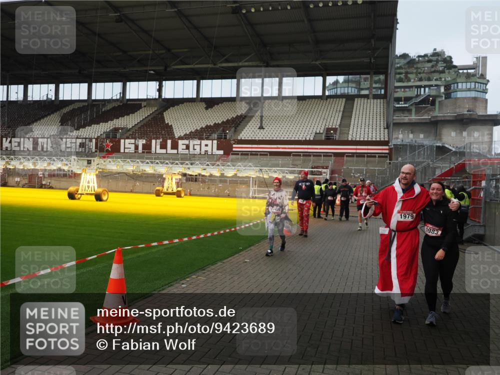 07.12.2025 - St. Pauli X-Mass-Run No. 15 Fabian Wolf http://msf.ph/oto/9423689 07.12.2025 12:02:38 Ziel 235, 1279, 1979, 1983, 2936, 2940, 3429, 3432, 3743, 3745, 3803, 3837, 3995 meine-sportfotos.de