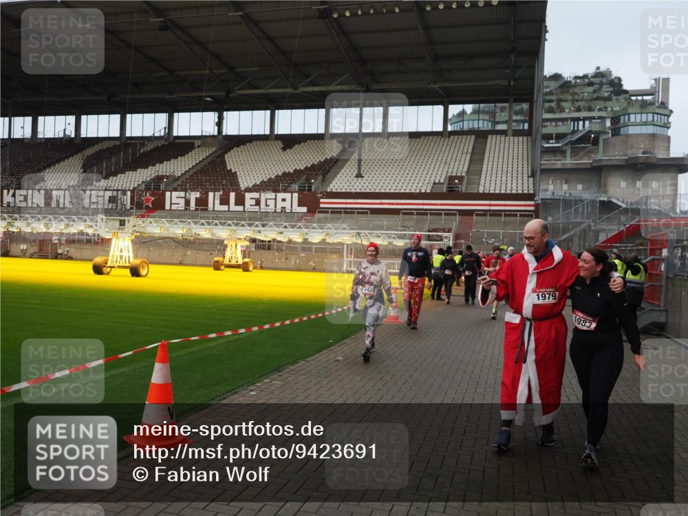 07.12.2025 - St. Pauli X-Mass-Run No. 15 Fabian Wolf http://msf.ph/oto/9423691 07.12.2025 12:02:38 Ziel 235, 1279, 1979, 1983, 2936, 2940, 3429, 3432, 3743, 3745, 3803, 3837, 3995 meine-sportfotos.de