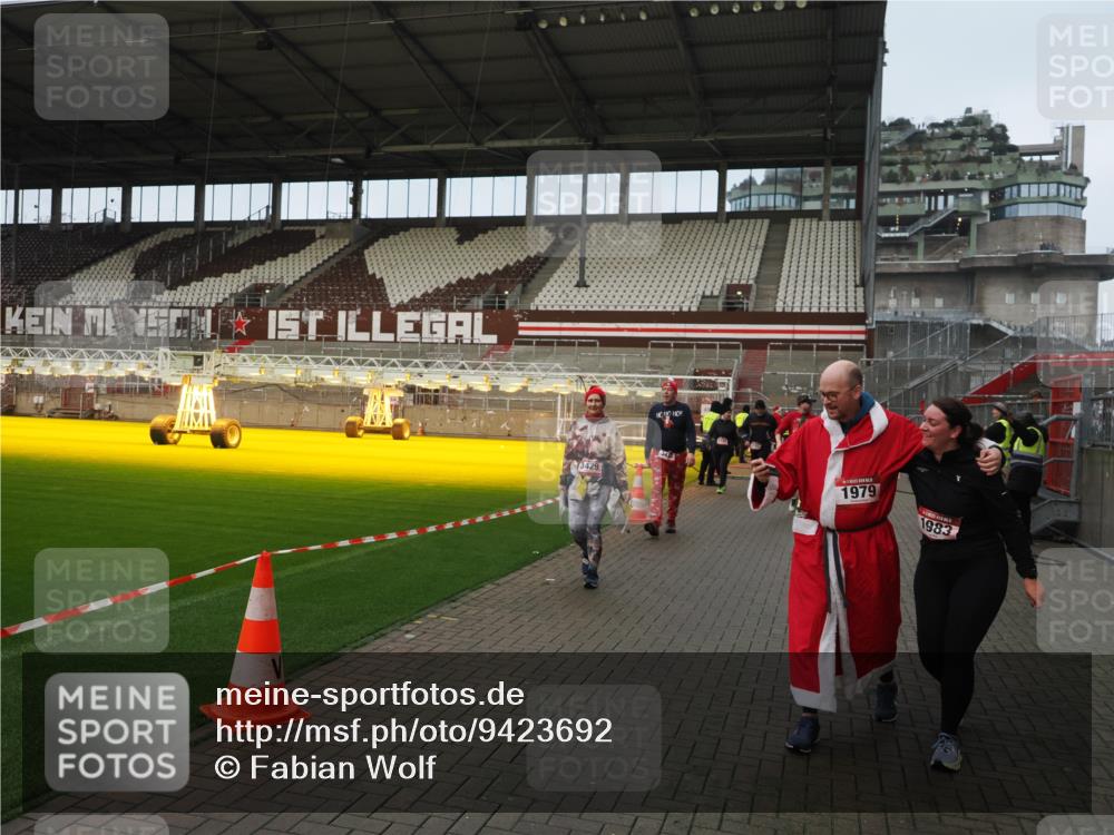 07.12.2025 - St. Pauli X-Mass-Run No. 15 Fabian Wolf http://msf.ph/oto/9423692 07.12.2025 12:02:38 Ziel 235, 1279, 1979, 1983, 2936, 2940, 3429, 3432, 3743, 3745, 3803, 3837, 3995 meine-sportfotos.de