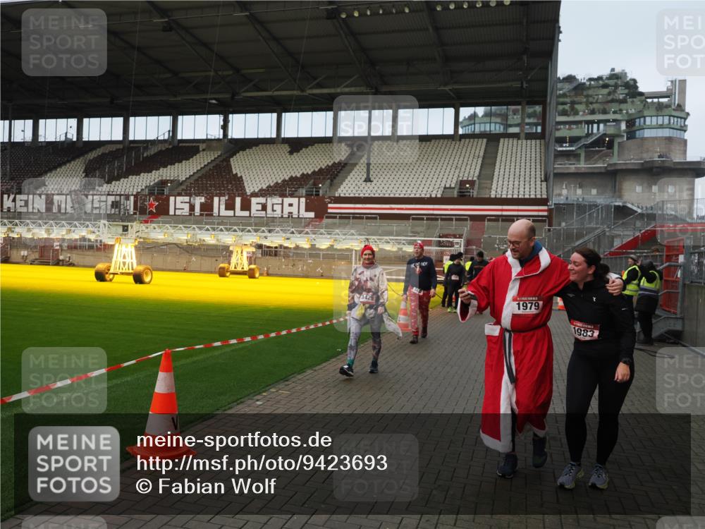 07.12.2025 - St. Pauli X-Mass-Run No. 15 Fabian Wolf http://msf.ph/oto/9423693 07.12.2025 12:02:38 Ziel 235, 1279, 1979, 1983, 2936, 2940, 3429, 3432, 3743, 3745, 3803, 3837, 3995 meine-sportfotos.de