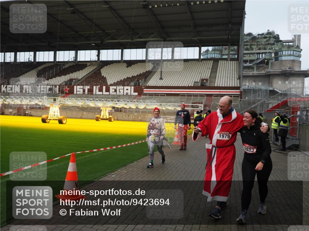 07.12.2025 - St. Pauli X-Mass-Run No. 15 Fabian Wolf http://msf.ph/oto/9423694 07.12.2025 12:02:39 Ziel 235, 1279, 1979, 1983, 3429, 3432, 3743, 3745, 3803, 3837, 3995 meine-sportfotos.de