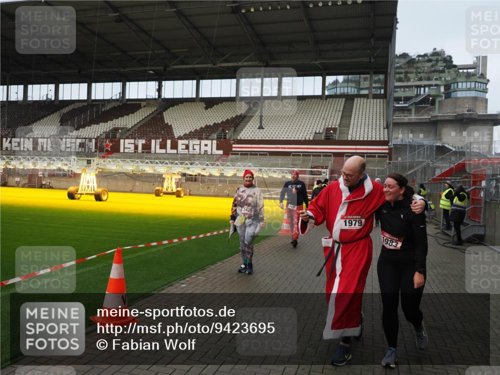 07.12.2025 - St. Pauli X-Mass-Run No. 15 Fabian Wolf http://msf.ph/oto/9423695 07.12.2025 12:02:39 Ziel 235, 1279, 1979, 1983, 3429, 3432, 3743, 3745, 3803, 3837, 3995 meine-sportfotos.de
