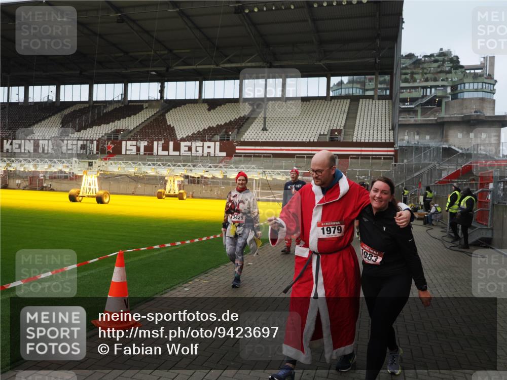 07.12.2025 - St. Pauli X-Mass-Run No. 15 Fabian Wolf http://msf.ph/oto/9423697 07.12.2025 12:02:39 Ziel 235, 1279, 1979, 1983, 3429, 3432, 3743, 3745, 3803, 3837, 3995 meine-sportfotos.de