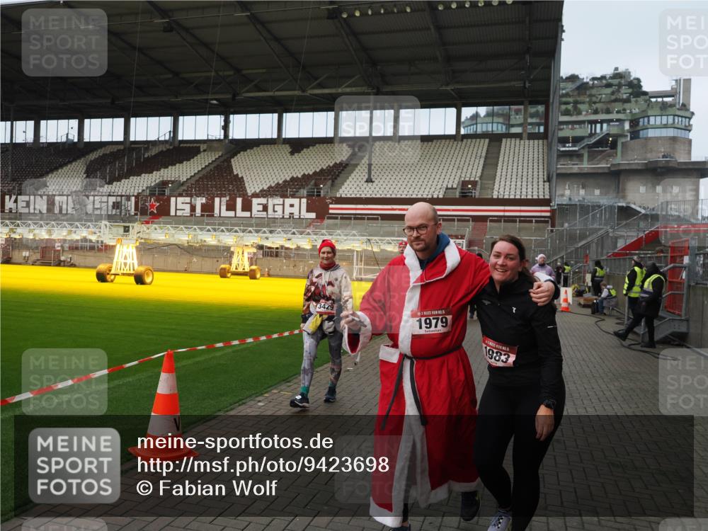 07.12.2025 - St. Pauli X-Mass-Run No. 15 Fabian Wolf http://msf.ph/oto/9423698 07.12.2025 12:02:39 Ziel 235, 1279, 1979, 1983, 3429, 3432, 3743, 3745, 3803, 3837, 3995 meine-sportfotos.de