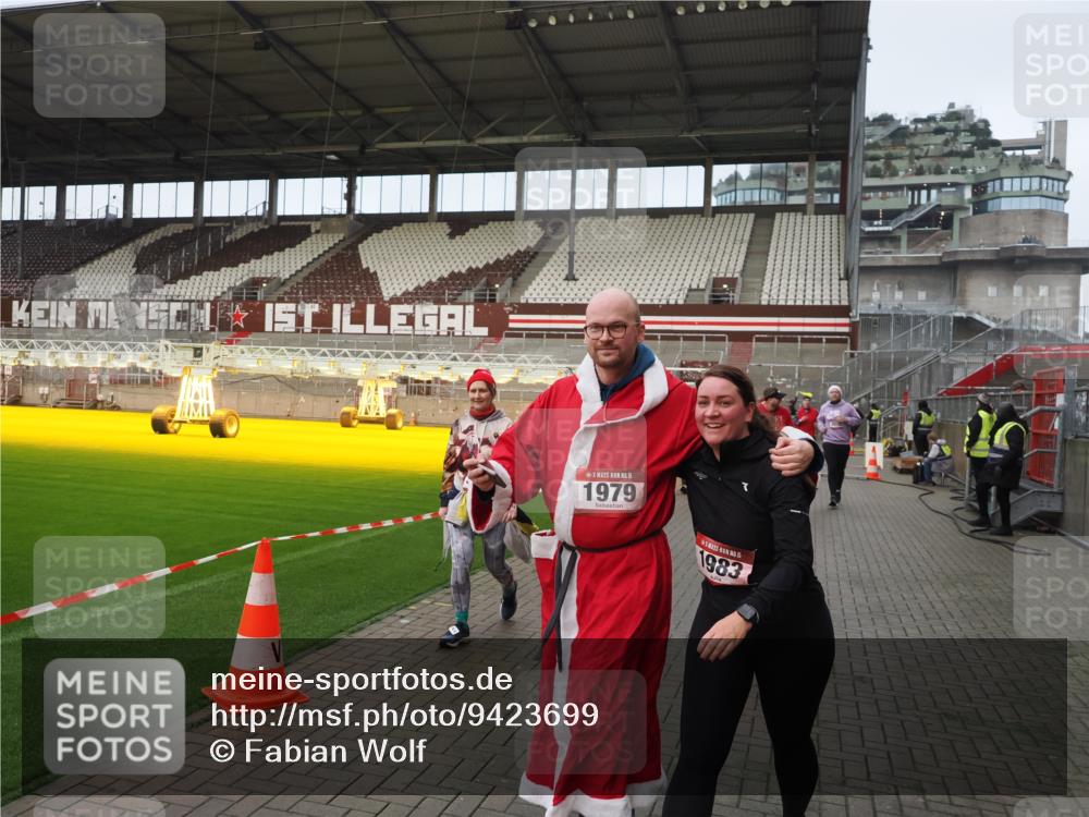 07.12.2025 - St. Pauli X-Mass-Run No. 15 Fabian Wolf http://msf.ph/oto/9423699 07.12.2025 12:02:40 Ziel 235, 1279, 1979, 1983, 3429, 3432, 3743, 3745, 3803, 3837, 3995 meine-sportfotos.de
