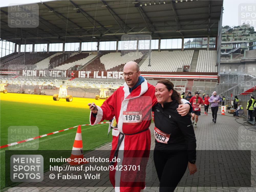 07.12.2025 - St. Pauli X-Mass-Run No. 15 Fabian Wolf http://msf.ph/oto/9423701 07.12.2025 12:02:40 Ziel 235, 1279, 1979, 1983, 3429, 3432, 3743, 3745, 3803, 3837, 3995 meine-sportfotos.de
