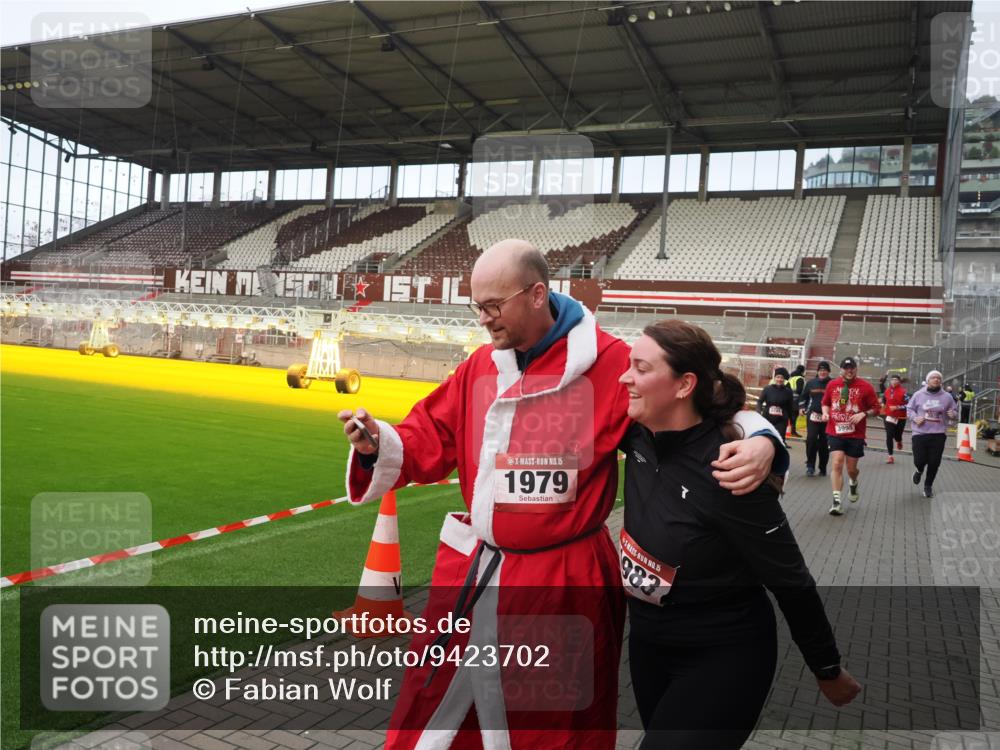 07.12.2025 - St. Pauli X-Mass-Run No. 15 Fabian Wolf http://msf.ph/oto/9423702 07.12.2025 12:02:40 Ziel 235, 1279, 1979, 1983, 3429, 3432, 3743, 3745, 3803, 3837, 3995 meine-sportfotos.de