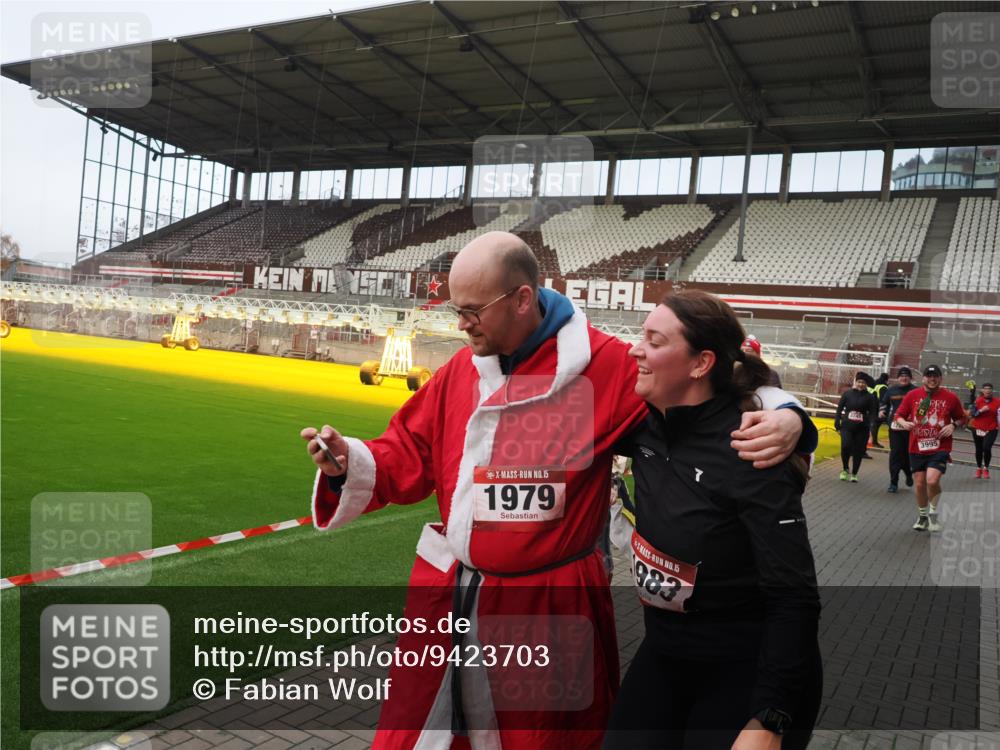 07.12.2025 - St. Pauli X-Mass-Run No. 15 Fabian Wolf http://msf.ph/oto/9423703 07.12.2025 12:02:40 Ziel 235, 1279, 1979, 1983, 3429, 3432, 3743, 3745, 3803, 3837, 3995 meine-sportfotos.de
