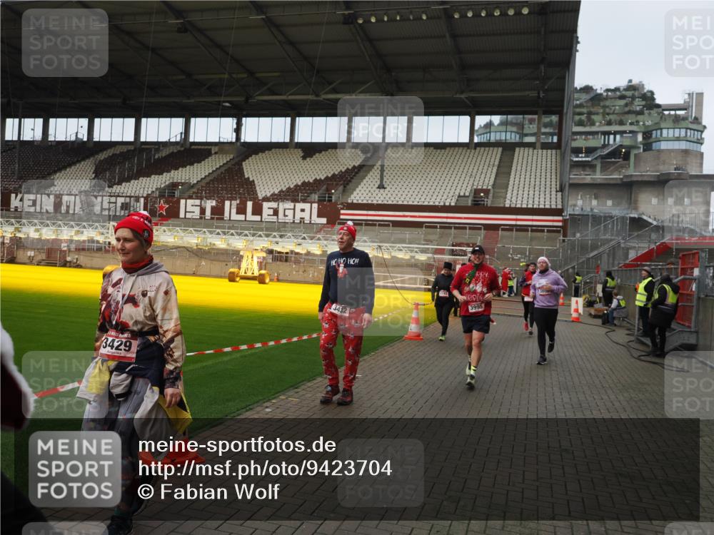07.12.2025 - St. Pauli X-Mass-Run No. 15 Fabian Wolf http://msf.ph/oto/9423704 07.12.2025 12:02:41 Ziel 235, 1279, 1979, 1983, 3429, 3432, 3743, 3745, 3803, 3837, 3995 meine-sportfotos.de