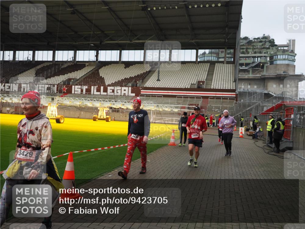 07.12.2025 - St. Pauli X-Mass-Run No. 15 Fabian Wolf http://msf.ph/oto/9423705 07.12.2025 12:02:41 Ziel 235, 1279, 1979, 1983, 3429, 3432, 3743, 3745, 3803, 3837, 3995 meine-sportfotos.de