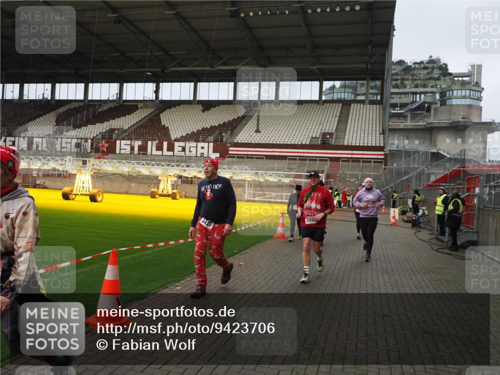 07.12.2025 - St. Pauli X-Mass-Run No. 15 Fabian Wolf http://msf.ph/oto/9423706 07.12.2025 12:02:42 Ziel 235, 1279, 1979, 1983, 3429, 3432, 3743, 3745, 3803, 3995 meine-sportfotos.de
