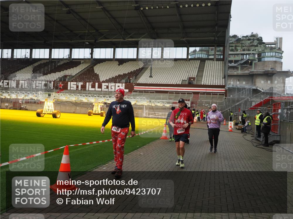 07.12.2025 - St. Pauli X-Mass-Run No. 15 Fabian Wolf http://msf.ph/oto/9423707 07.12.2025 12:02:42 Ziel 235, 1279, 1979, 1983, 3429, 3432, 3743, 3745, 3803, 3995 meine-sportfotos.de